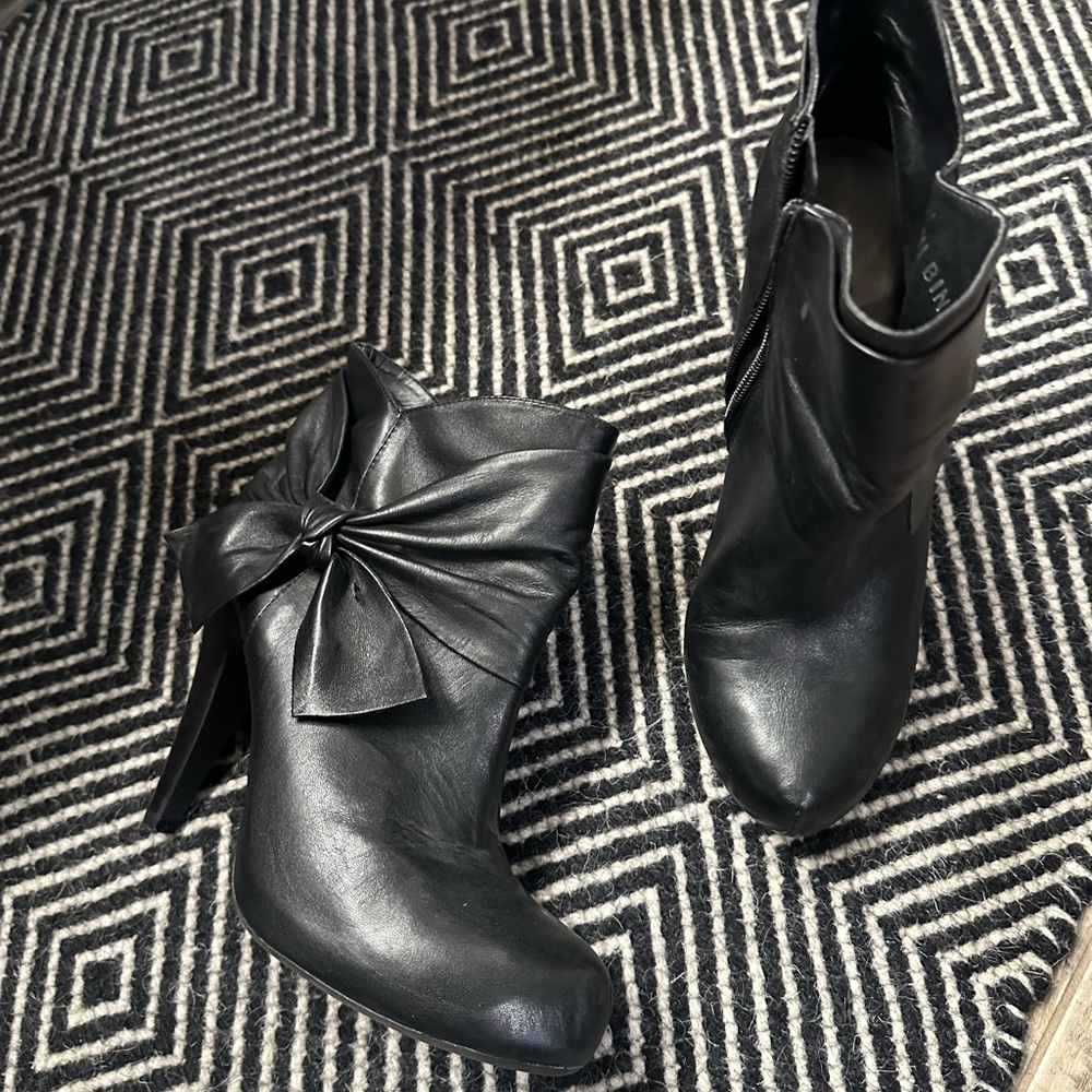 Giani Bernini Black Ankle Booties with Bow